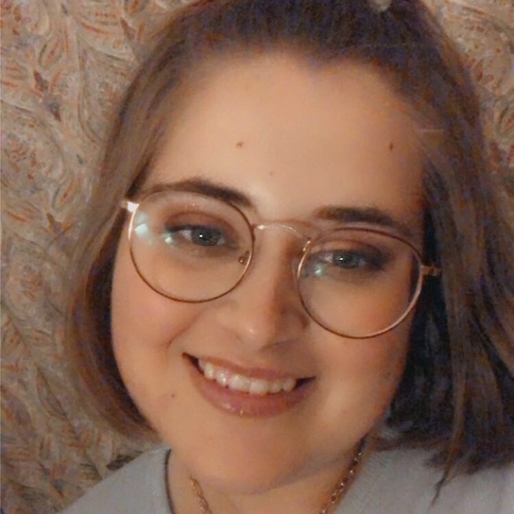Profile Picture of Kate Lingeman (@katelingeman) on Poshmark