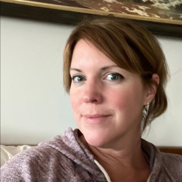 Profile Picture of Eileen Mazmanian (@eileenmazmanian) on Poshmark