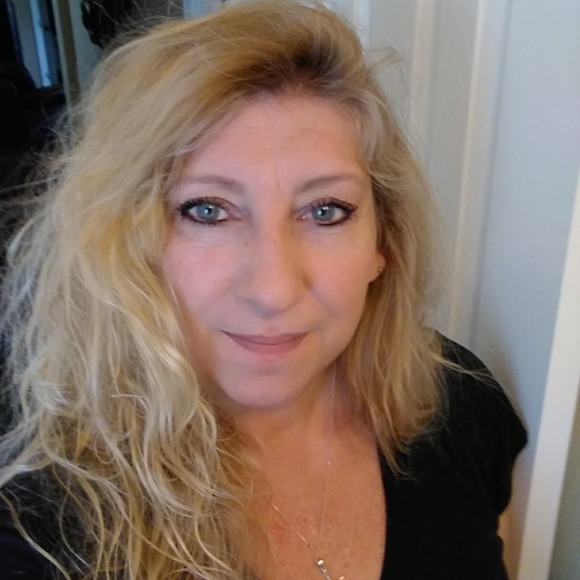 Profile Picture of Lorrie Scharping (@lormaz1968) on Poshmark