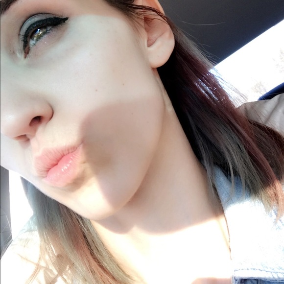 Brooke Pedder - Poshmark Profile Picture of Brooke Pedder (@trashpanda81) on Poshmark