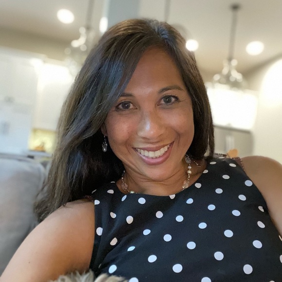 Profile Picture of Yvonne Schultz (@yvonneschultz) on Poshmark