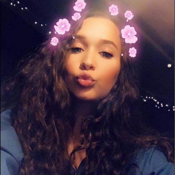 Profile Picture of Carly Page (@carlyypagee) on Poshmark