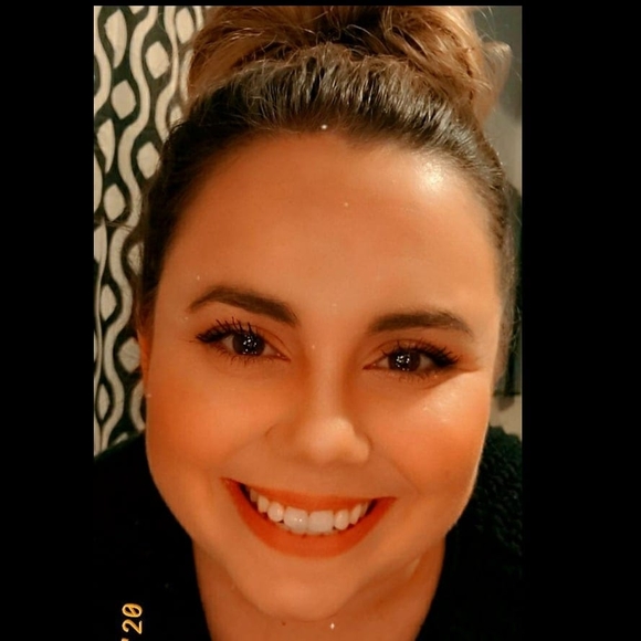 Profile Picture of Danielle Shondel (@danielleshon) on Poshmark