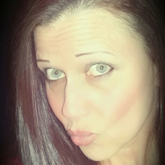 Profile Picture of Cristy Mcguane (@cristymcguane) on Poshmark