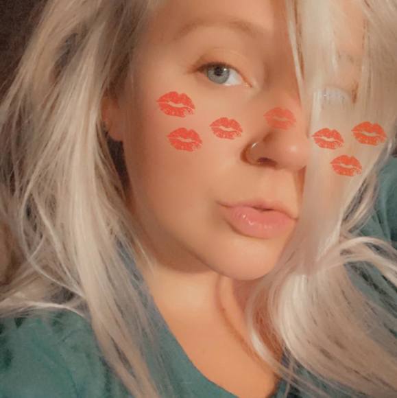 Profile Picture of Olivia Alcantara (@livie421) on Poshmark