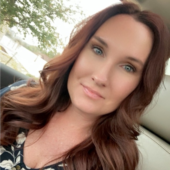 Profile Picture of Kristie Oglesby (@kriskolee) on Poshmark