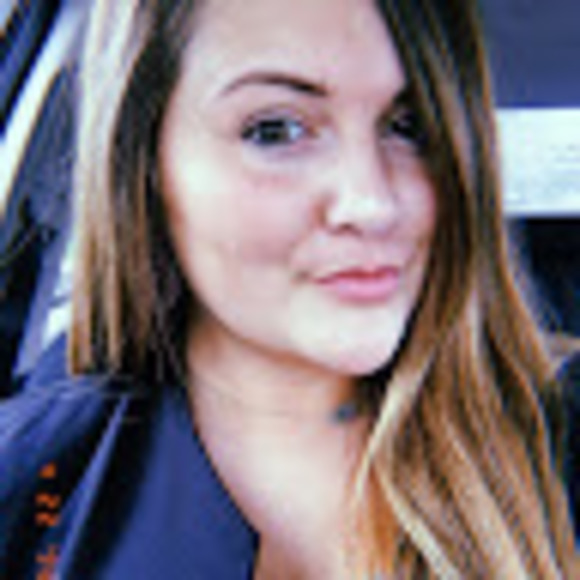 Profile Picture of Cheyenne Struttmann (@c_struttmann) on Poshmark