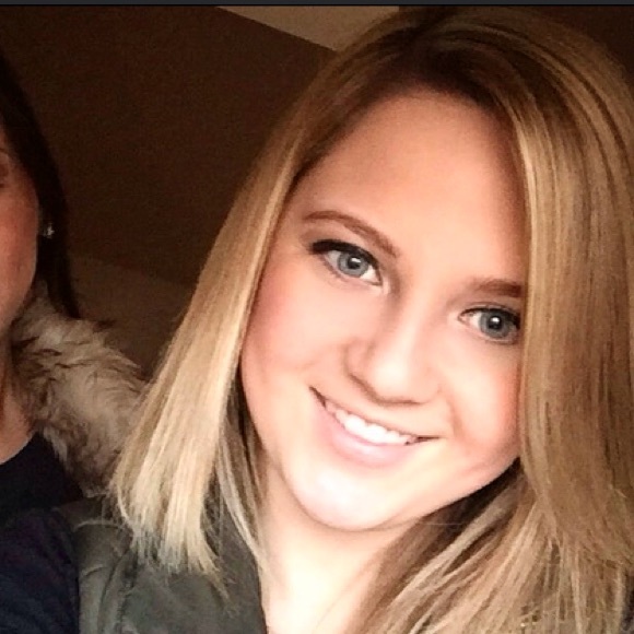 Profile Picture of Kristi Dizenzo (@kristidizenzo) on Poshmark