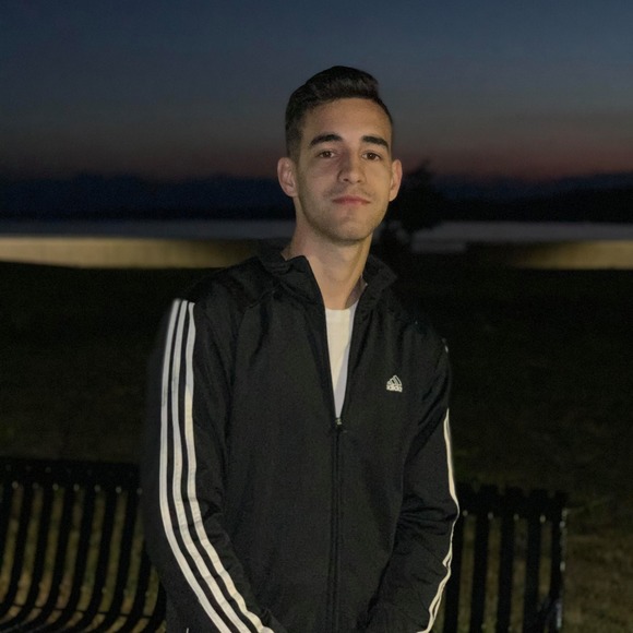 Profile Picture of Chris Medeiros (@chrismedeiro970) on Poshmark