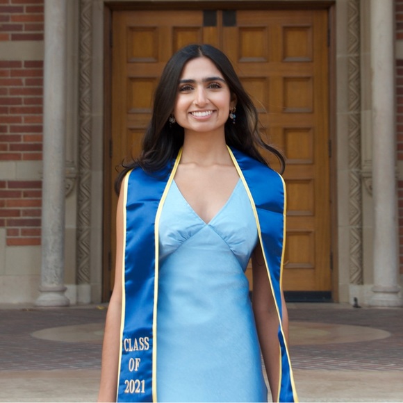 Profile Picture of Ayesha Sheikh (@ayeshasheikh99) on Poshmark