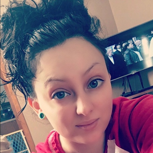 Profile Picture of Kim Thayer (@kimthayer94) on Poshmark