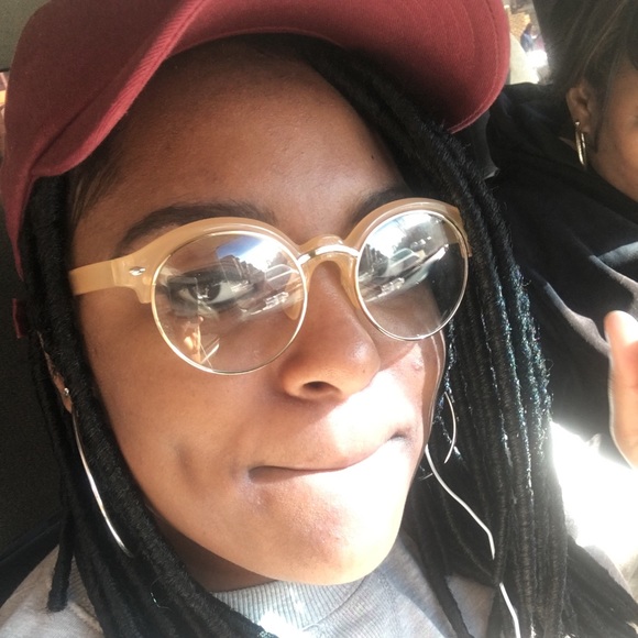 Profile Picture of Essence Williams (@essie3001) on Poshmark