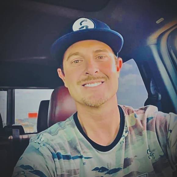 Profile Picture of Chris Marlow (@chrisbmarlow) on Poshmark