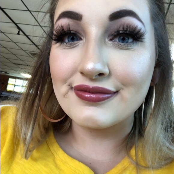 Profile Picture of Falon Chretien (@falfal1210) on Poshmark