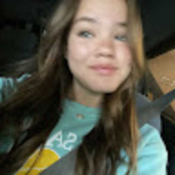 Profile Picture of Zoe Misenhimer (@zoegmize) on Poshmark