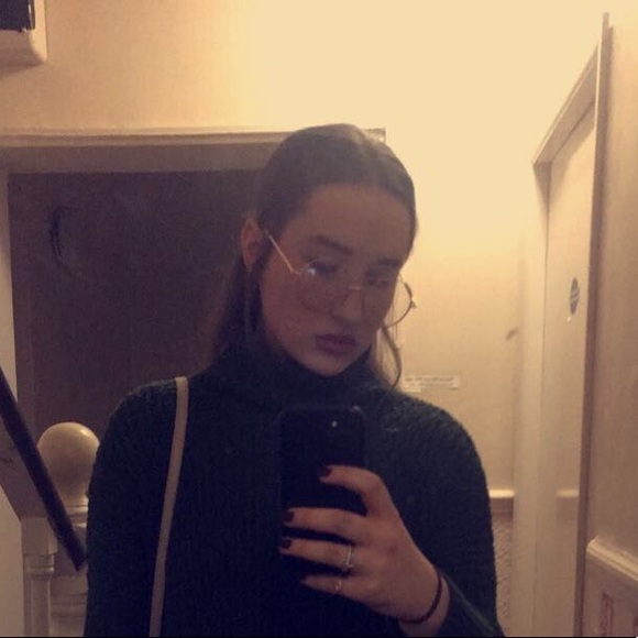 Profile Picture of Samantha Verity (@sverity324) on Poshmark