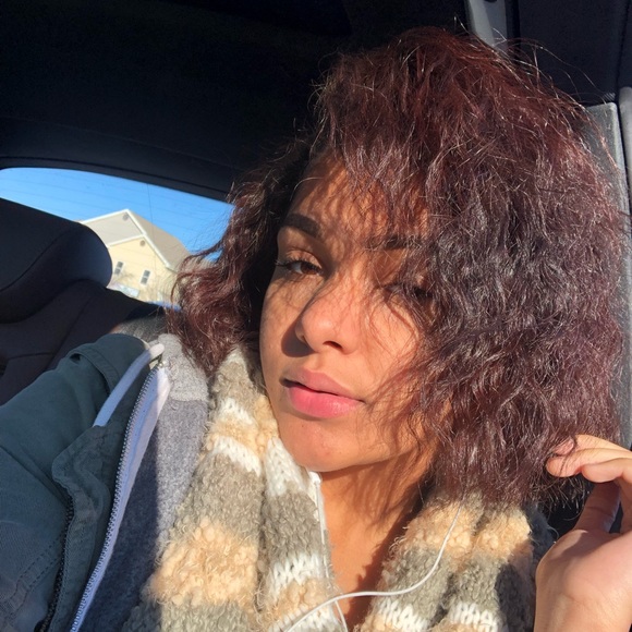 Profile Picture of Shaunae Williams (@shaunae118) on Poshmark