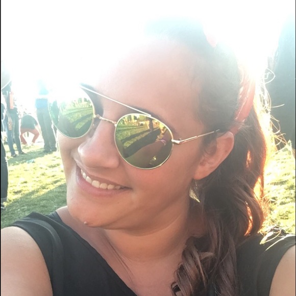 Profile Picture of Kaylee Dzierzynski (@xxkaylay213xx) on Poshmark