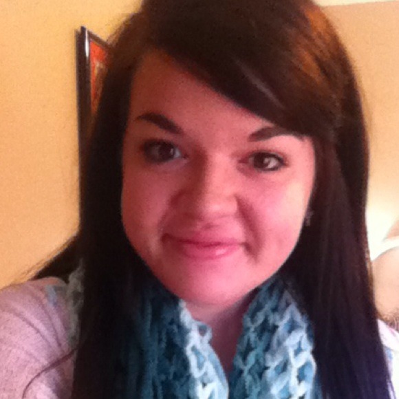 Profile Picture of Emily Gosser (@emmarie12) on Poshmark