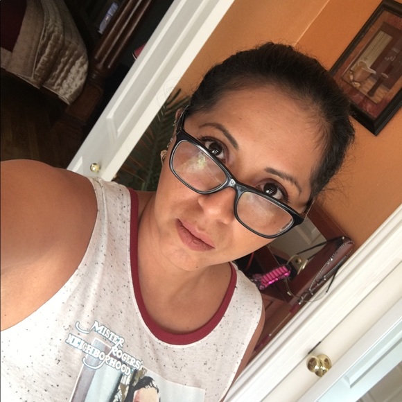 Profile Picture of Rosa Gonzalez (@elvia1020) on Poshmark