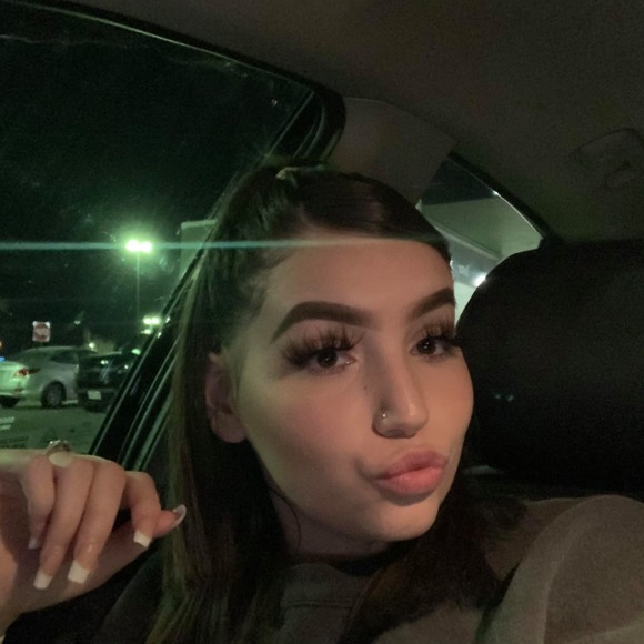 Profile Picture of Dalila Alvarez (@dalila_alvarez) on Poshmark