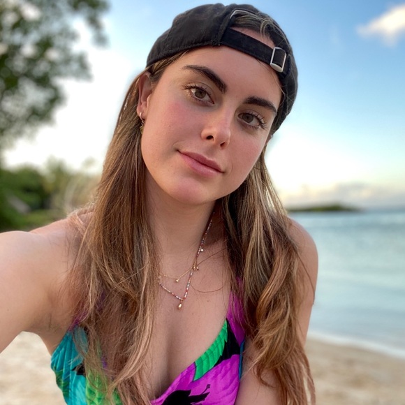 Profile Picture of Stephanie Dovale (@sdovale1998) on Poshmark