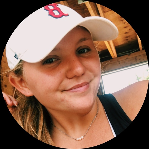 Profile Picture of Olivia Howe (@livhowe2701) on Poshmark