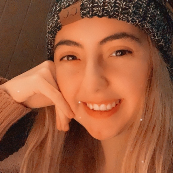 Profile Picture of Ameli Gensch (@ameliagensch) on Poshmark