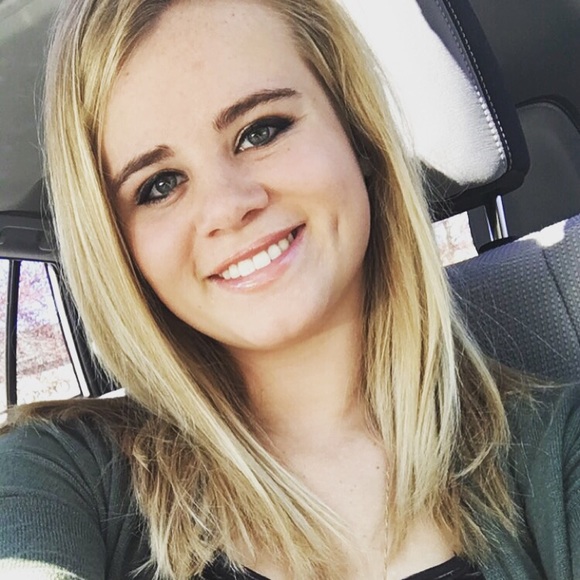 Profile Picture of Vittoria Storlie (@storliev) on Poshmark