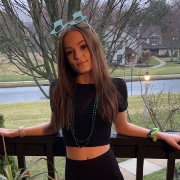 Profile Picture of Gianna Adamson (@giannaadamson) on Poshmark