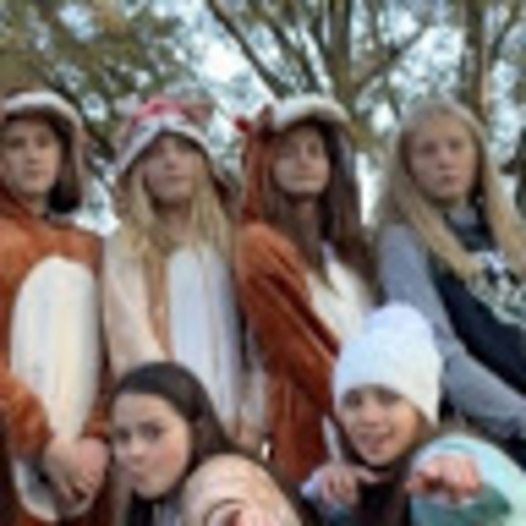 Profile Picture of Five passengers Passengers (@sallykatarina) on Poshmark