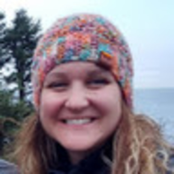 Profile Picture of Amie Scott (@breshearsamie) on Poshmark
