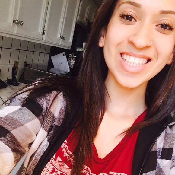 Profile Picture of Adriana Simon (@adrianasimon) on Poshmark