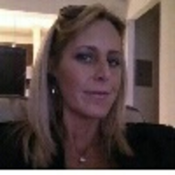 Profile Picture of Leslie Szabo (@leslieszabo74) on Poshmark