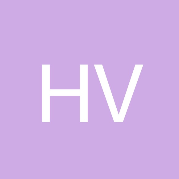 Profile Picture of Hannah Vowles (@hannah_vowles) on Poshmark
