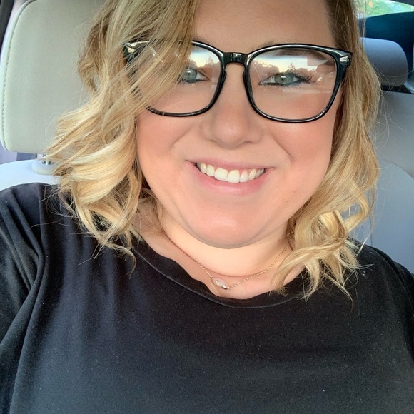 Profile Picture of Gabrielle Paresi (@gparesi81) on Poshmark