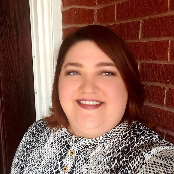 Profile Picture of Elizabeth Leamons (@crazyleamons) on Poshmark