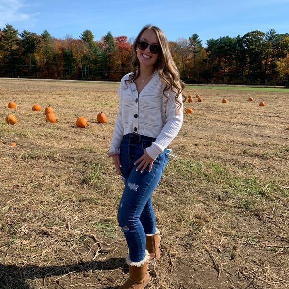 Profile Picture of Allison Weeton (@aweston7) on Poshmark