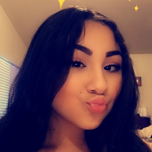 Profile Picture of Sarah Morga (@smorga247) on Poshmark