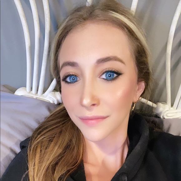 Profile Picture of Lacey Mark (@laceymark) on Poshmark