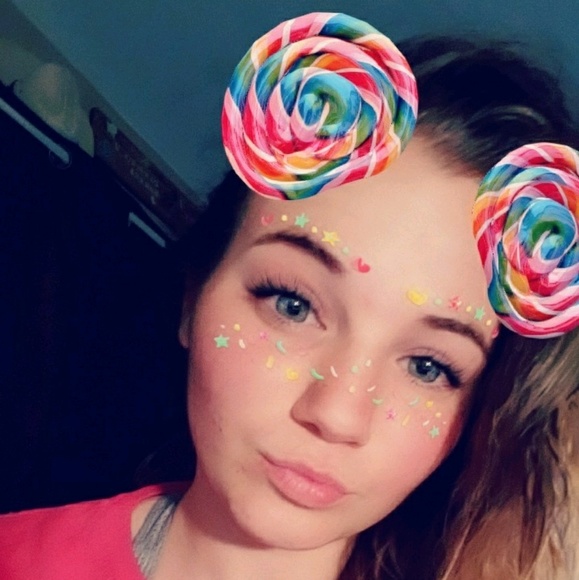 Profile Picture of Darby Bonthron (@darbybonthron) on Poshmark