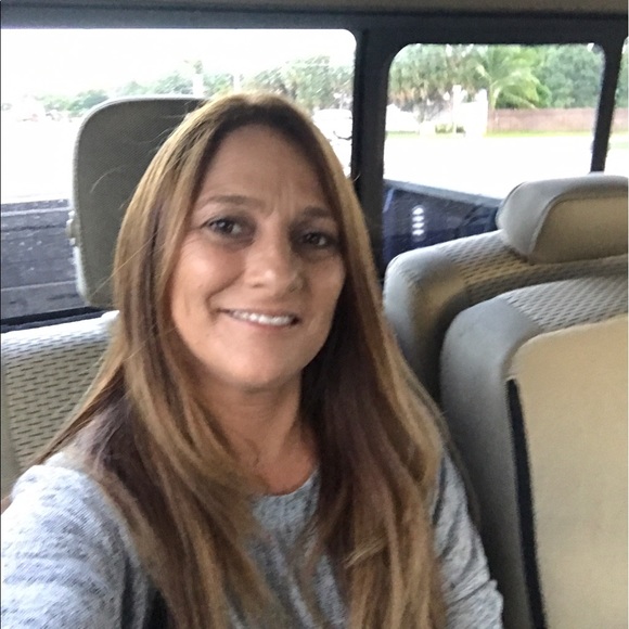 Profile Picture of Daniela Alfano (@daniuru) on Poshmark