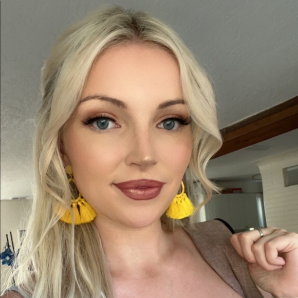 Profile Picture of Raquel Stearnes (@raquelrosalyn) on Poshmark
