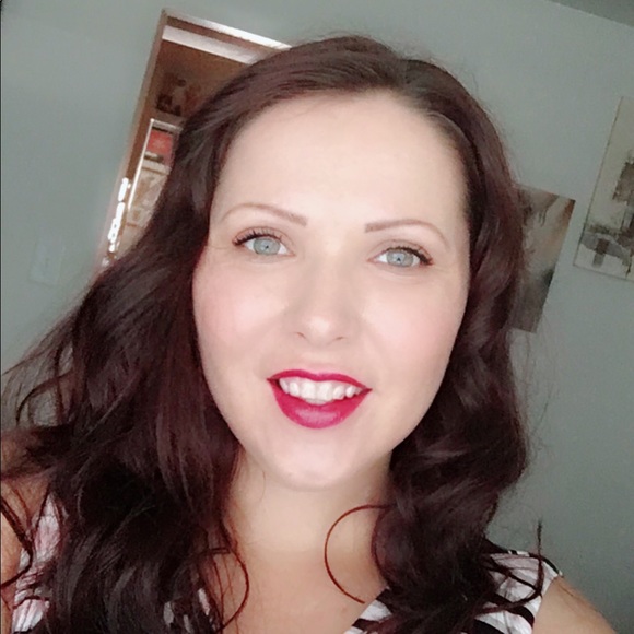 Profile Picture of Alina Mathis (@simonamathis) on Poshmark