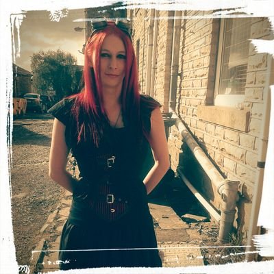 Profile Picture of Vicky Layton (@fallentink) on Twitter