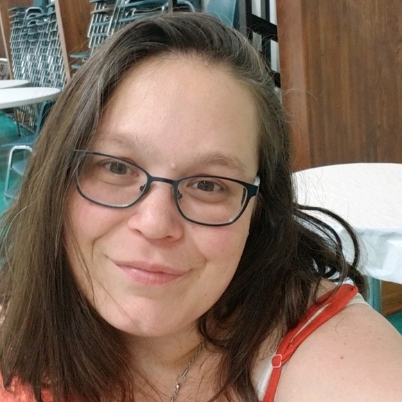 Profile Picture of Tracy Heusinkveld (@wolf191114) on Poshmark