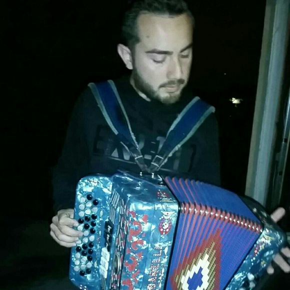 Profile Picture of Paul Lara (@plara92) on Poshmark