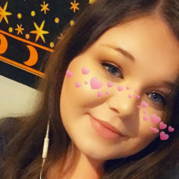 Profile Picture of Mercedese Bramlage (@mercedeseb) on Poshmark