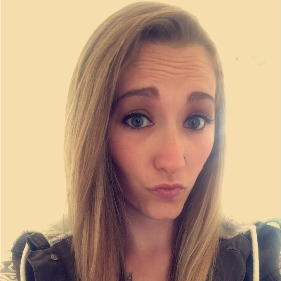 Profile Picture of Shelby Suits (@shelbyyy_4) on Poshmark