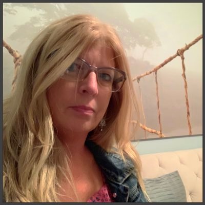 Profile Picture of Jeanne Hudson Gonzalez (@AttitudeByJeann) on Twitter